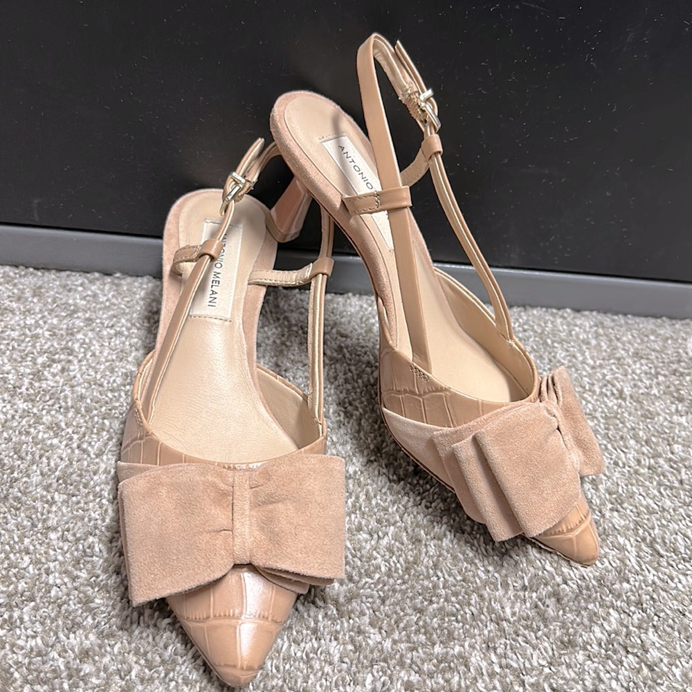 New never worn Antonio Melani pumps